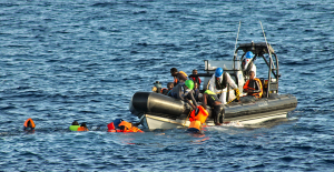 Un bateau sauve des migrants en Méditerranée