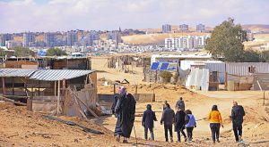 Un groupe de personnes marche dans un camp palestien