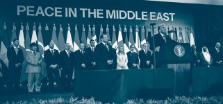 Donald Trump fait un discours lors de la conférence à Charm el-Cheikh. derrière lui les chefs d'États et de gouvernement de différents pays. Sur le fond, un texte qui dit "Paix au Moyen-Orient"