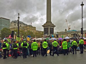 Photo de manifestant Extinction rebellion à Londres face à des policiers